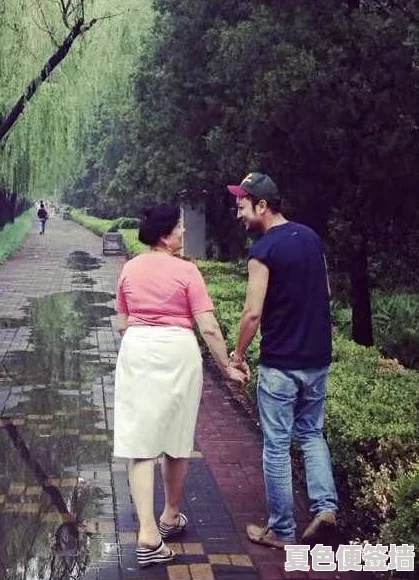 女儿以身相报父亲养育之恩，感人故事传递家庭温暖与无私奉献的真谛，引发社会对亲情的深思与关注